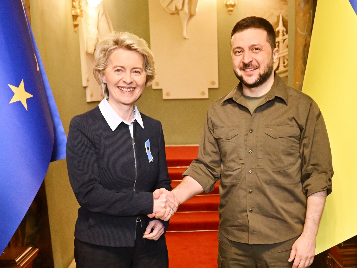 ゼレンスキー大統領（右）と握手するフォン・デア・ライエン欧州委員長